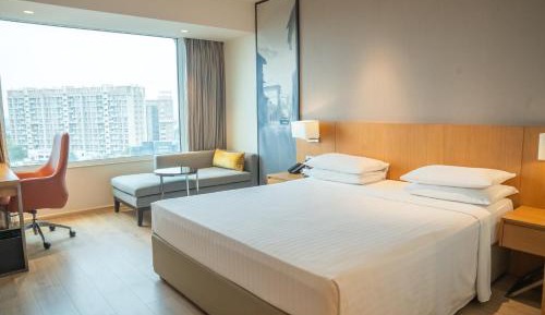 Deluxe Guest room with 1 King and  City view