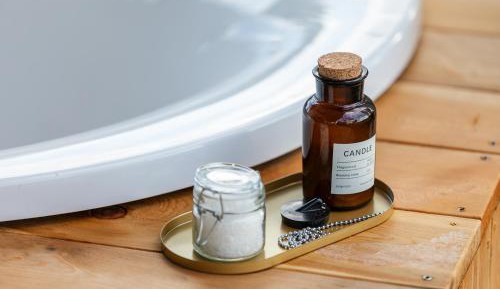 Chalet with ensuite Toilet, Sink & Outdoor Tub