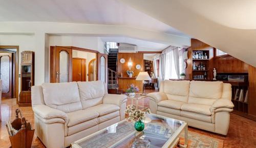 Four-Bedroom Deluxe Apartment