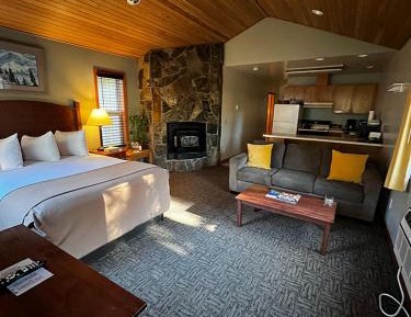 Suite, 2 Queen Beds, Fireplace, Kitchen (Pet Friendly)