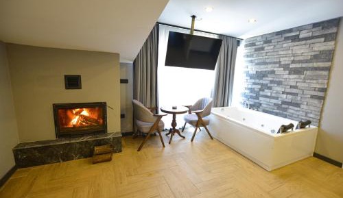 Queen Room with Pool View