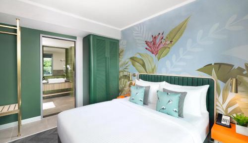 Deluxe Suite One Queen bed