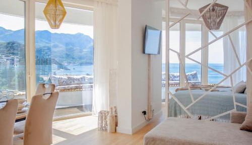 One-Bedroom Apartment with Sea View and Balcony