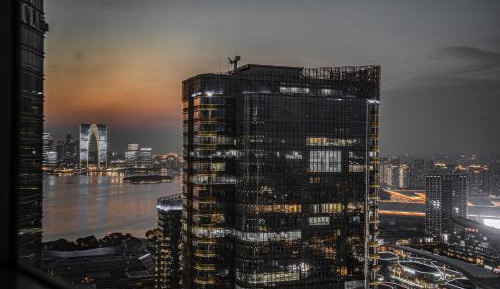 One-Bedroom Apartment with View