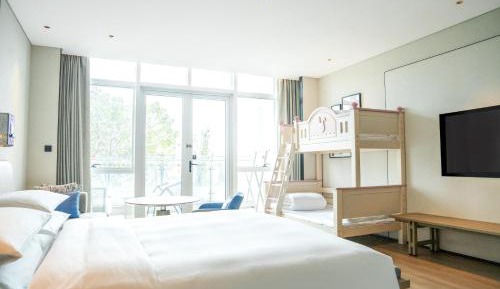 Deluxe Room (2 Adults + 1 Child)