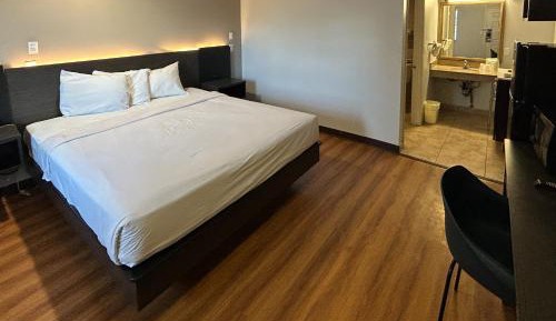 Deluxe King Room - Non-Smoking