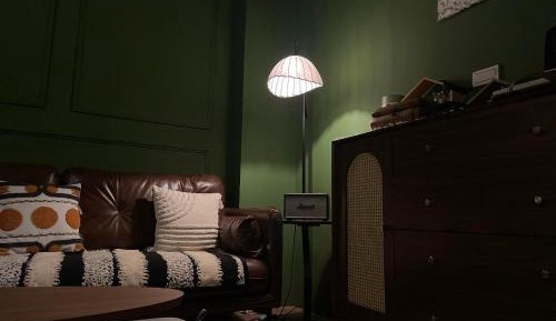 Five-Bedroom Deluxe Apartment