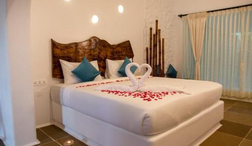 Queen Suite with Pool View