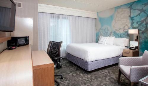 Queen Room with Roll-In Shower - Mobility/Hearing Accessible