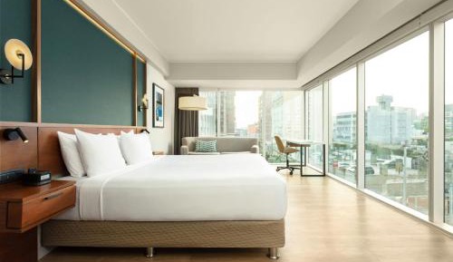 Panoramic Corner King Room with City View