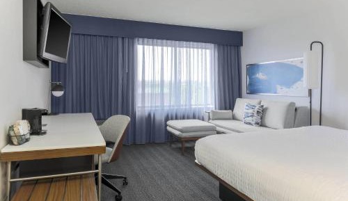 King Room with Sofa Bed and Adapted Tub - Mobility Accessible