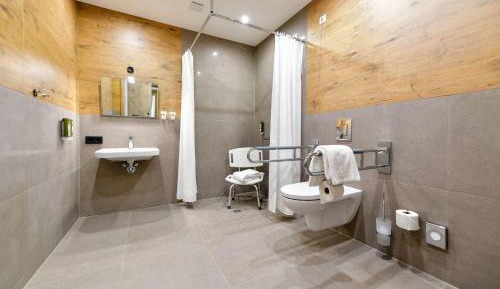 Comfort Twin Room with Roll-in Shower - Mobility Access