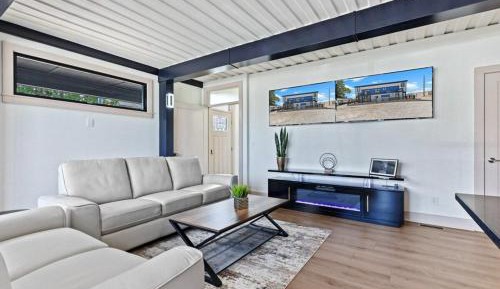 Deluxe One-Bedroom Apartment with City View