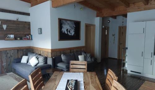 Apartment with Terrace and Mountain View