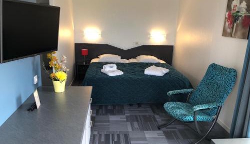 One-Bedroom Apartment with Terrace 85 ft