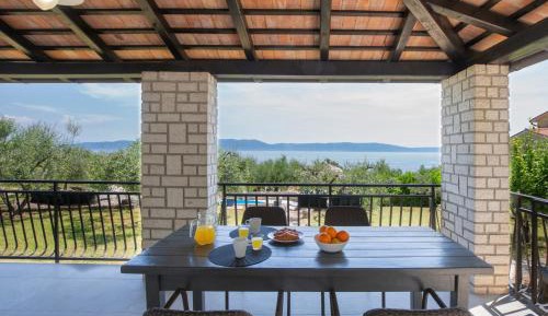 Three-Bedroom Holiday Home with Sea View 