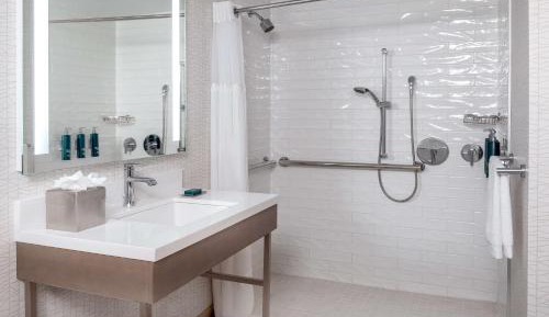 Queen Room with Roll-In Shower - Disability Access