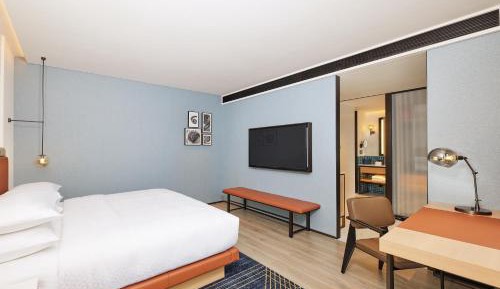 Deluxe King Room with City View