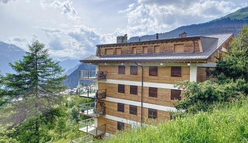 Three-Bedroom Apartment with Balcony and Mountain View  