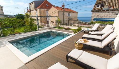 One-Bedroom Apartment with Sea View