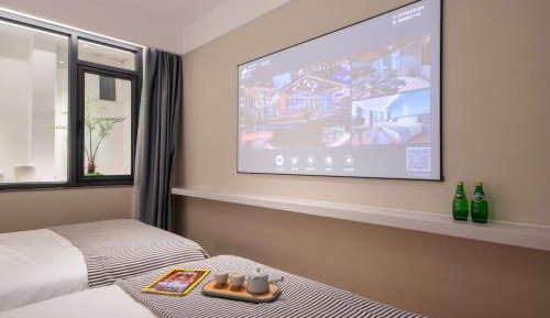 Movie Queen Room - No Window 