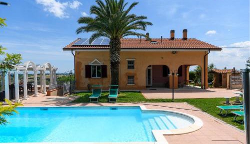 Four-Bedroom Holiday Home