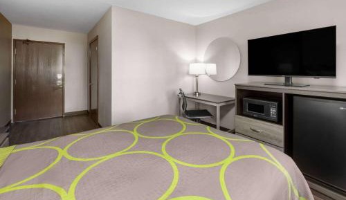 Double Room with Roll-In Shower with Grab Bars - Mobility Accessible/Non-Smoking