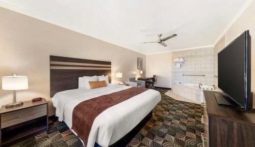 King Suite with Whirlpool - Non-Smoking