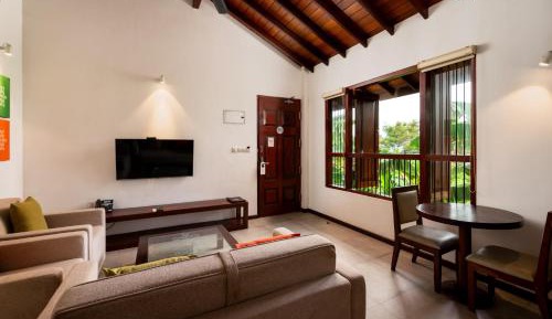 One-Bedroom Deluxe Suite with Kitchenette & Balcony