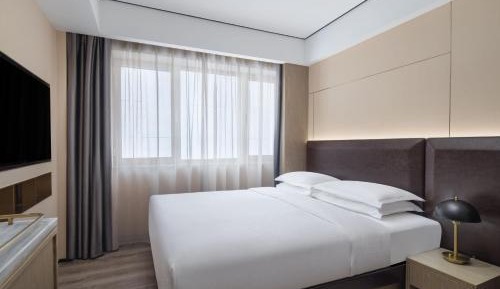 Superior King Room with City View