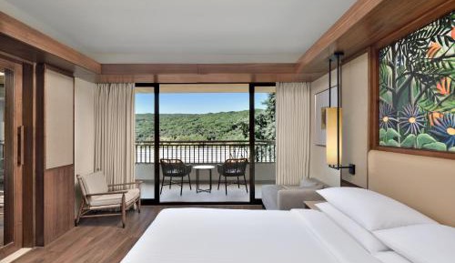 Deluxe King Room with Bathtub and Balcony