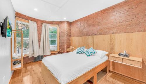 Deluxe Queen Room with Shared Bathroom - Non-Smoking