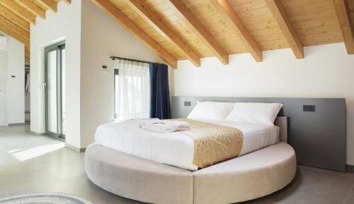 Deluxe Suite with Spa Bath