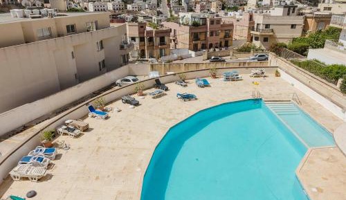 Apartment with Pool View 