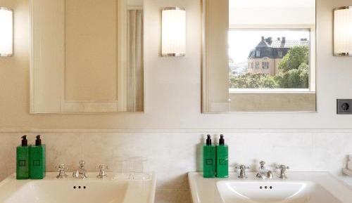 Corner Suite with Park View