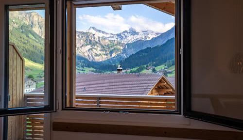 Apartment with Mountain View