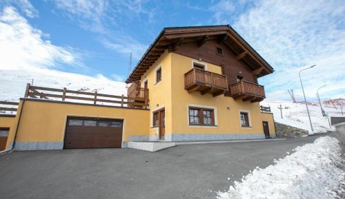 Apartment with Mountain View