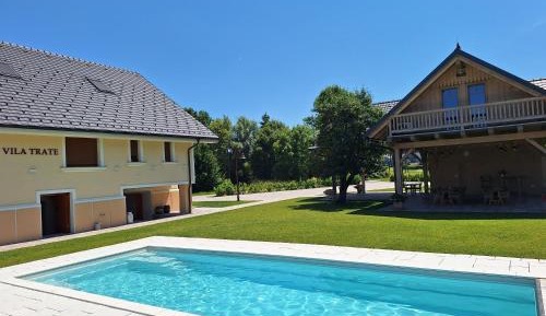 Apartment with Pool View 