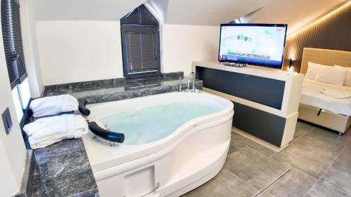 Deluxe King Suite