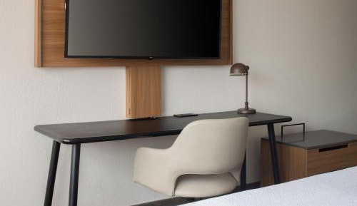 King Room with Adapted Tub - Mobility Accessible