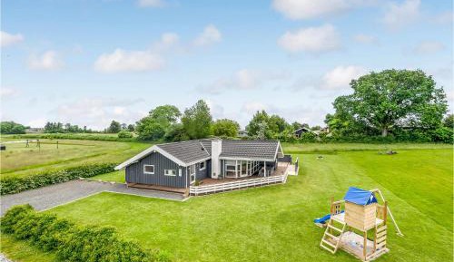 Three-Bedroom Holiday Home 