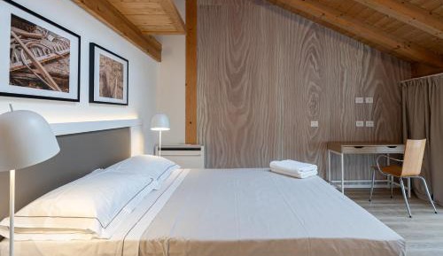 King Room with Roll-In Shower - Disability Access