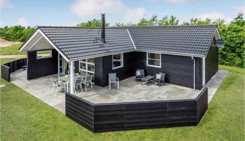 Three-Bedroom Holiday Home 