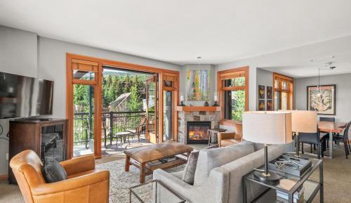 Apartment with Mountain View