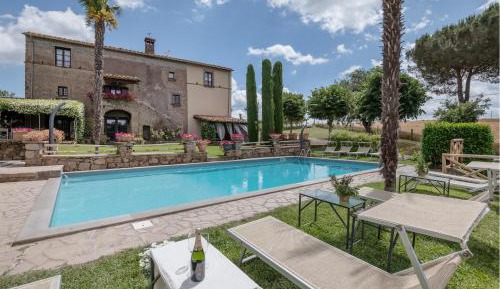 Ten-Bedroom Holiday Home