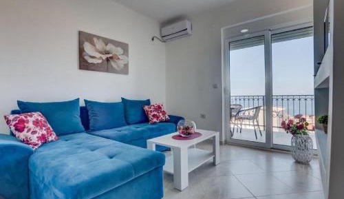 One Bedroom Apartment with Seaview 