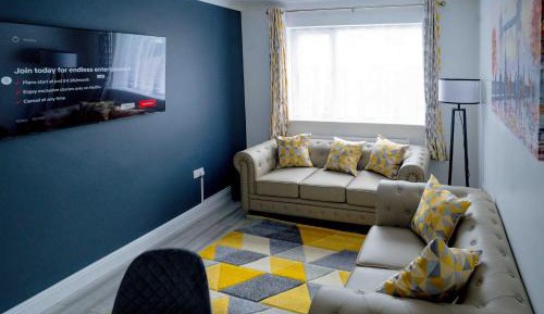 Deluxe Two-Bedroom Apartment with Garden View