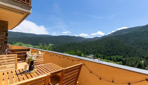 Apartment with Mountain View