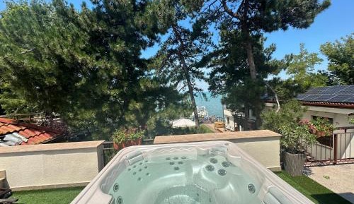 Suite with Lake View