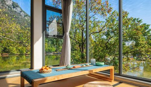 Deluxe Double Room with Lake View
